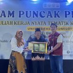Dosen pembimbing KKN-TK Kelompok 8 Universitas Bojonegoro menyerahkan hasil program kerja kepada Kasun Desa Sumberbendo.
