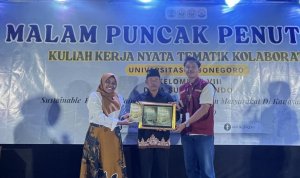 Dosen pembimbing KKN-TK Kelompok 8 Universitas Bojonegoro menyerahkan hasil program kerja kepada Kasun Desa Sumberbendo.