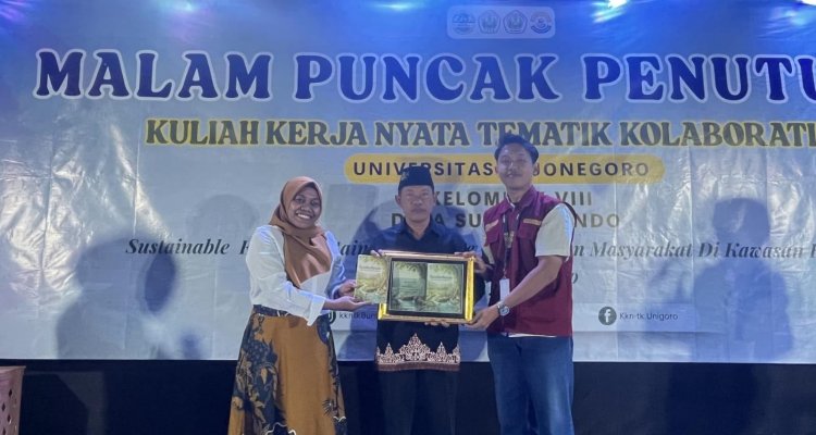 Dosen pembimbing KKN-TK Kelompok 8 Universitas Bojonegoro menyerahkan hasil program kerja kepada Kasun Desa Sumberbendo.