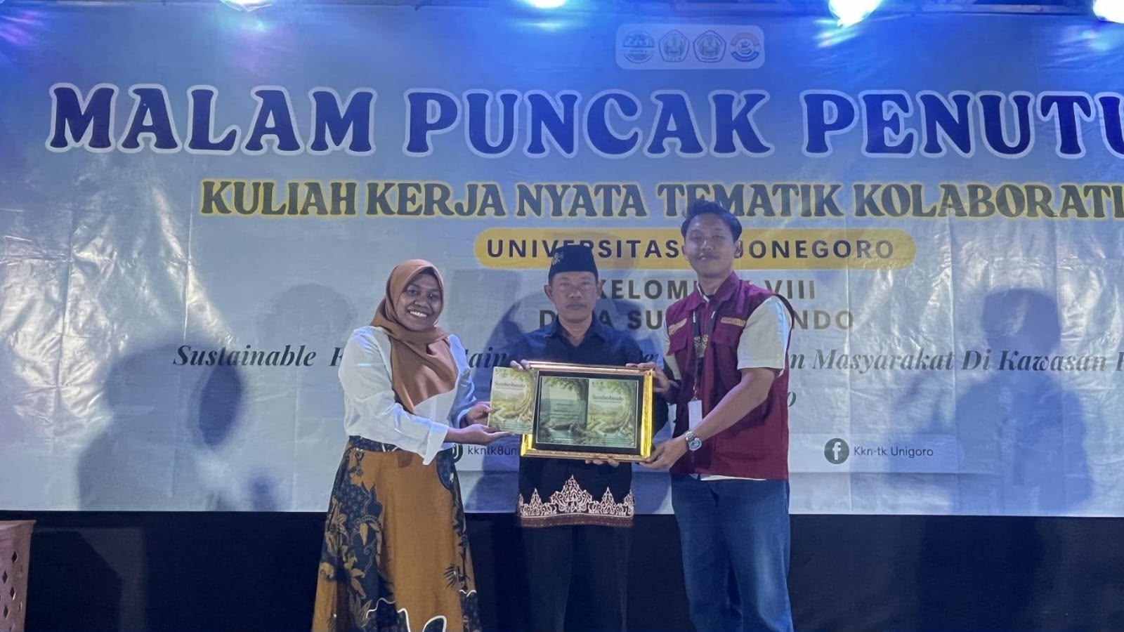 Dosen pembimbing KKN-TK Kelompok 8 Universitas Bojonegoro menyerahkan hasil program kerja kepada Kasun Desa Sumberbendo.