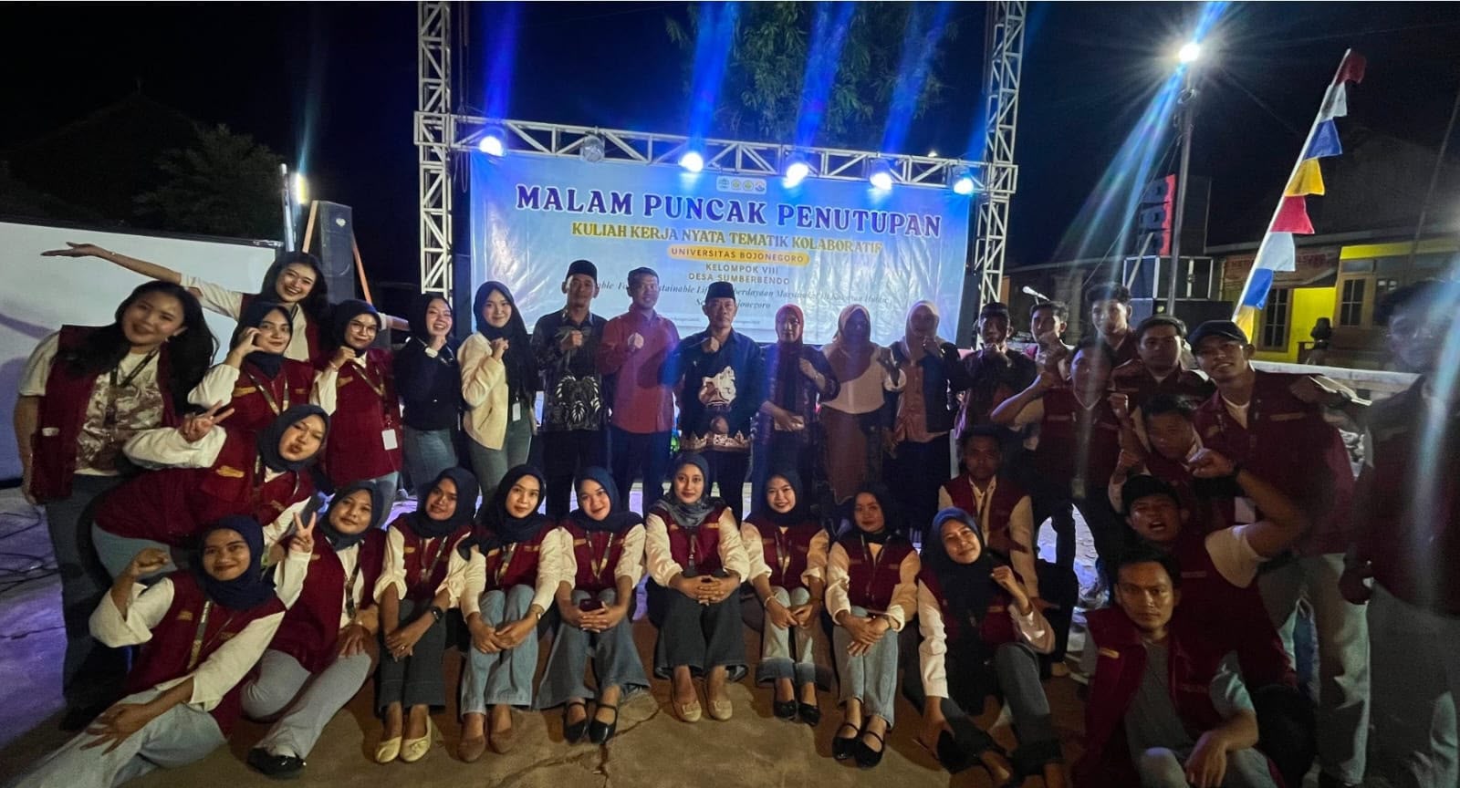 Kebersamaan mahasiswa KKN-TK Kelompok 8 bersama masyarakat dan tamu undangan pada malam puncak.