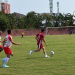 Peradi FC Bojonegoro menghadapi IKADIN Karanganyar dalam mini soccer