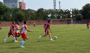Peradi FC Bojonegoro menghadapi IKADIN Karanganyar dalam mini soccer