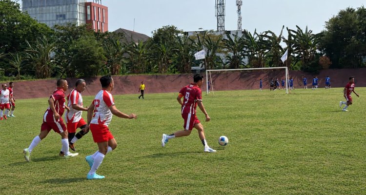 Peradi FC Bojonegoro menghadapi IKADIN Karanganyar dalam mini soccer