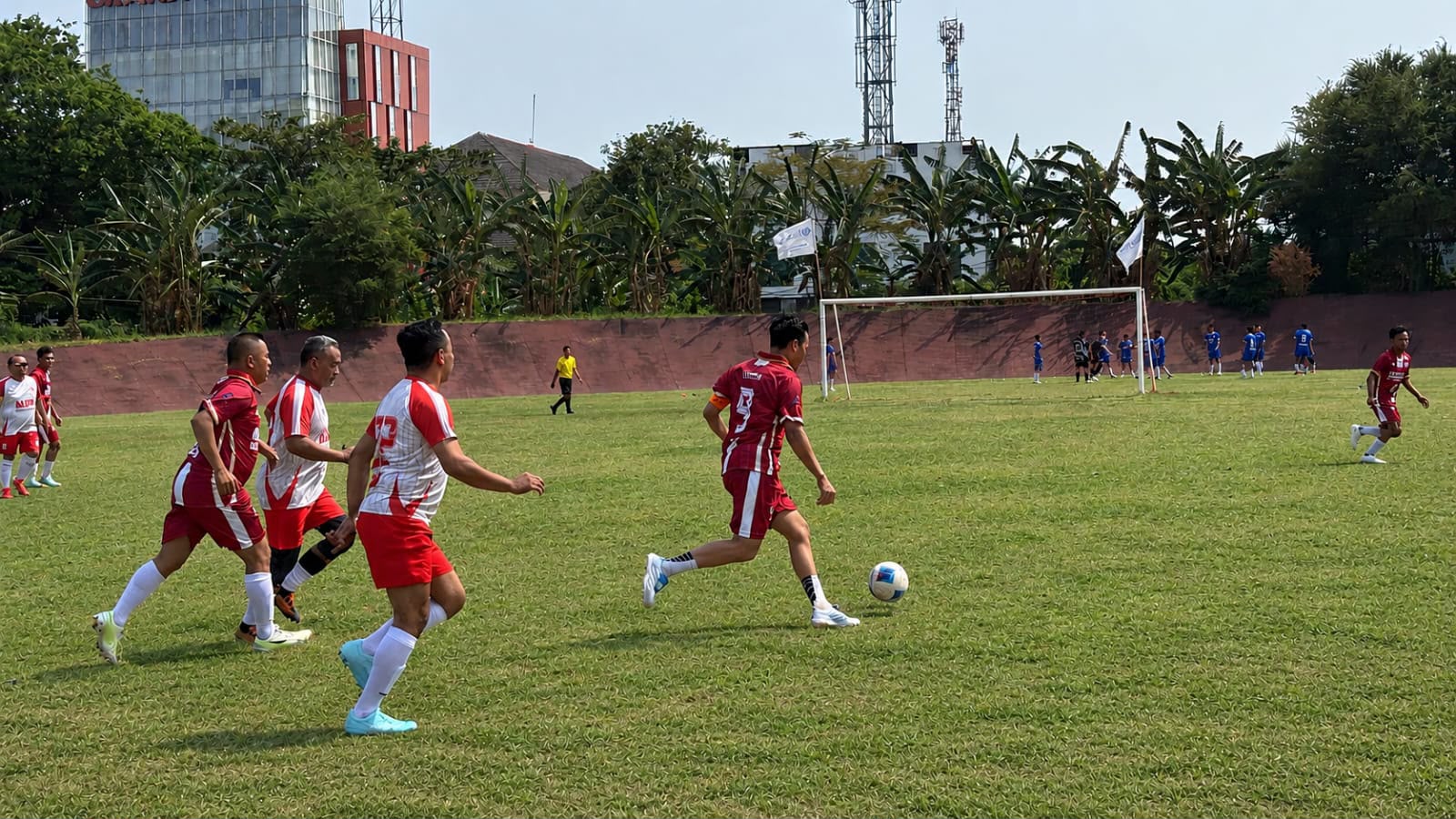 Peradi FC Bojonegoro menghadapi IKADIN Karanganyar dalam mini soccer