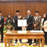 Rapat paripurna DPRD Bojonegoro menetapkan KUA-PPAS APBD 2027 dengan pendapatan Rp4,49 triliun dan belanja Rp5,08 triliun.