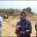 Wakil Bupati Bojonegoro Nurul Azizah bersama Ipda Zainan Naim dan Kasatpol PP Laela Nuraeni di lokasi pengolahan lahan Kentong Trucuk.