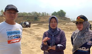 Wabup Tinjau Lokasi Pengolahan Lahan Kentong Wakil Bupati Bojonegoro Nurul Azizah bersama Ipda Zainan Naim dan Kasatpol PP Laela Nuraeni di lokasi pengolahan lahan Kentong Trucuk.
