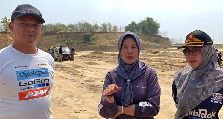 Wakil Bupati Bojonegoro Nurul Azizah bersama Ipda Zainan Naim dan Kasatpol PP Laela Nuraeni di lokasi pengolahan lahan Kentong Trucuk.