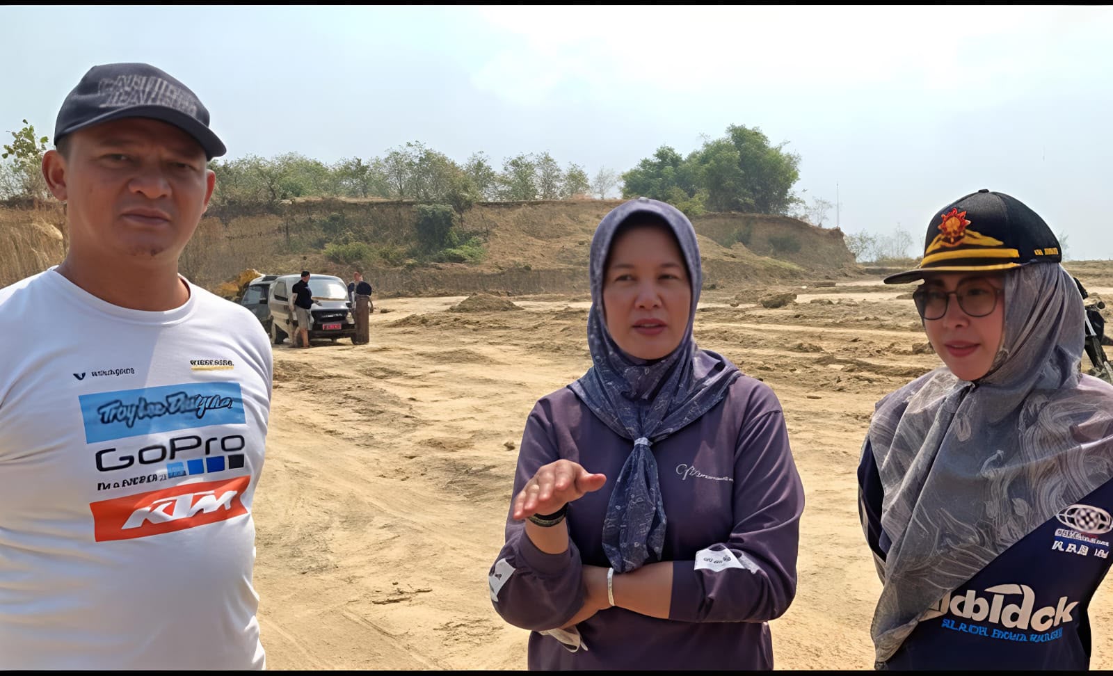 Wakil Bupati Bojonegoro Nurul Azizah bersama Ipda Zainan Naim dan Kasatpol PP Laela Nuraeni di lokasi pengolahan lahan Kentong Trucuk.