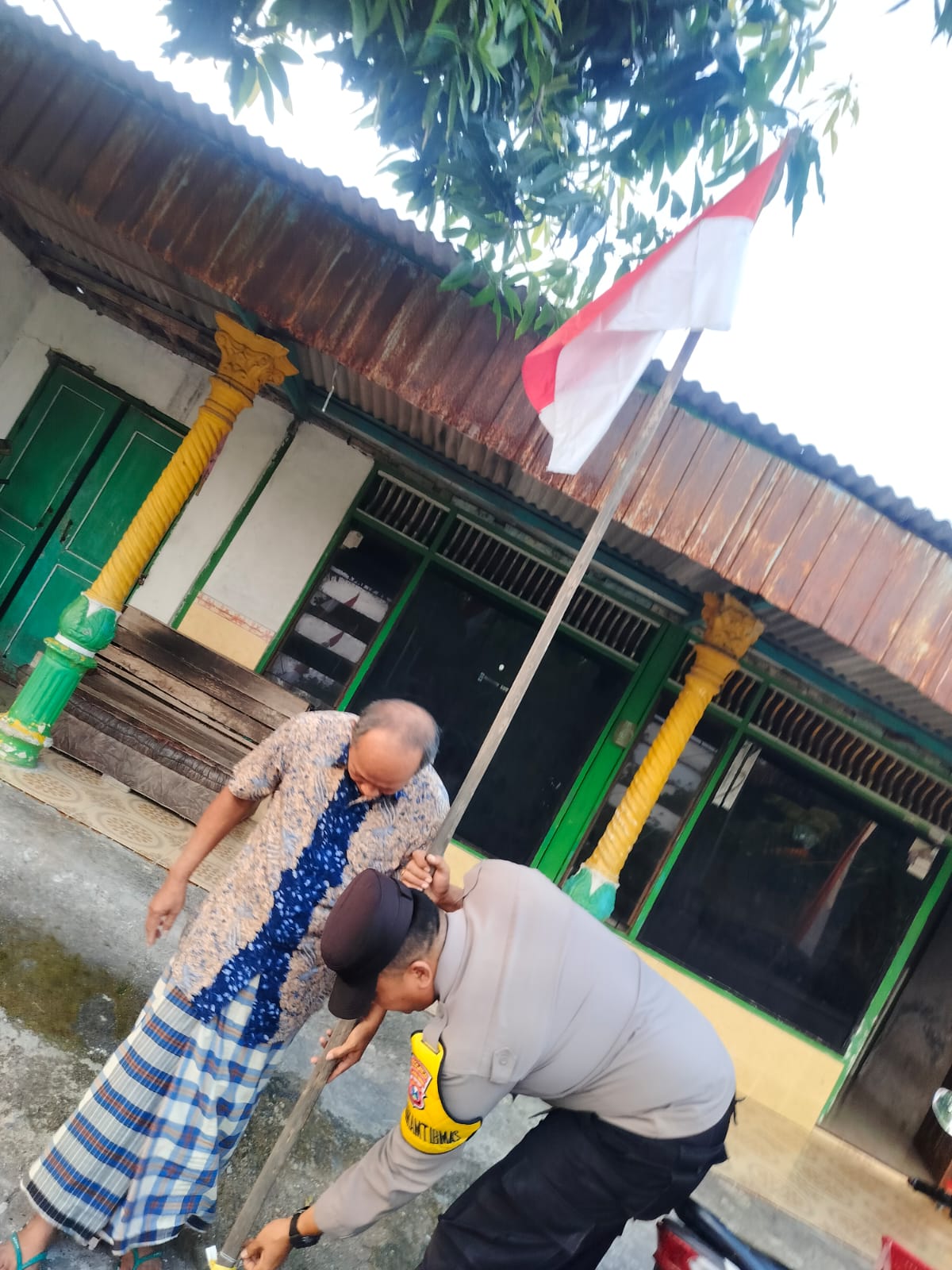 Jajaran Polsek membagikan bendera Merah Putih kepada warga di wilayah pedesaan Bojonegoro menjelang HUT ke-81 Kemerdekaan RI.