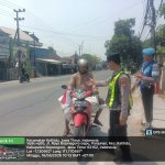 Jajaran Polres Bojonegoro membagikan bendera Merah Putih kepada pengguna jalan di wilayah Kabupaten Bojonegoro, Minggu (16/8/2026).