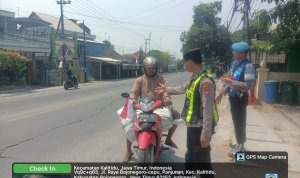 POlres Bojonegoro bagikan bendera Jajaran Polres Bojonegoro membagikan bendera Merah Putih kepada pengguna jalan di wilayah Kabupaten Bojonegoro, Minggu (16/8/2026).