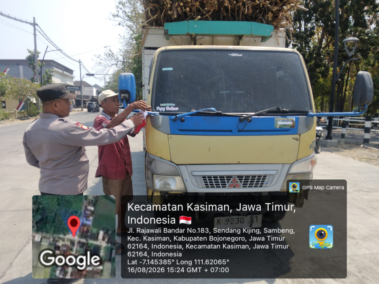 Jajaran Polres Bojonegoro membagikan bendera Merah Putih kepada pengguna jalan di wilayah Kabupaten Bojonegoro, Minggu (16/8/2026).