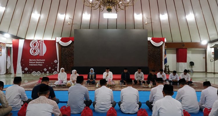 Bupati Bojonegoro Setyo Wahono menyampaikan sambutan dalam malam tasyakuran HUT ke-81 Kemerdekaan RI di Pendopo Pemkab Bojonegoro, Minggu (16/8/2026) malam.