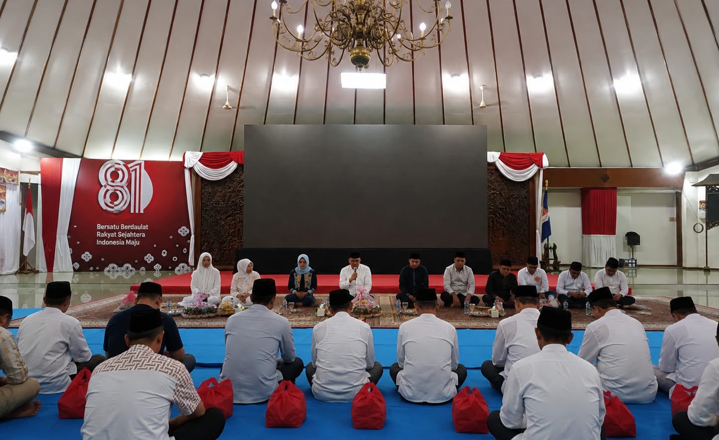 Bupati Bojonegoro Setyo Wahono menyampaikan sambutan dalam malam tasyakuran HUT ke-81 Kemerdekaan RI di Pendopo Pemkab Bojonegoro, Minggu (16/8/2026) malam.