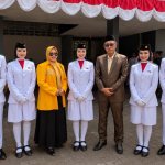 Ketua PK Partai Golkar Kasiman Lisa Purnama Sari (jas kuning) foto bersama usai memberikan perhatian dan berbagi rezeki kepada anggota Paskibraka yang diketahui merupakan anak yatim piatu pada momentum HUT ke-81 Kemerdekaan RI di Kecamatan Kasiman, Kabupaten Bojonegoro.