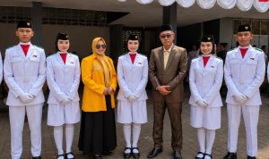 Ketua PK Partai Golkar Kasiman Lisa Purnama Sari (jas kuning) foto bersama usai memberikan perhatian dan berbagi rezeki kepada anggota Paskibraka yang diketahui merupakan anak yatim piatu pada momentum HUT ke-81 Kemerdekaan RI di Kecamatan Kasiman, Kabupaten Bojonegoro. Ketua PK Partai Golkar Kasiman Lisa Purnama Sari (jas kuning) foto bersama usai memberikan perhatian dan berbagi rezeki kepada anggota Paskibraka yang diketahui merupakan anak yatim piatu pada momentum HUT ke-81 Kemerdekaan RI di Kecamatan Kasiman, Kabupaten Bojonegoro.