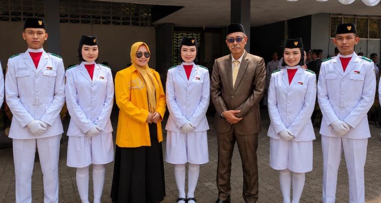 Ketua PK Partai Golkar Kasiman Lisa Purnama Sari (jas kuning) foto bersama usai memberikan perhatian dan berbagi rezeki kepada anggota Paskibraka yang diketahui merupakan anak yatim piatu pada momentum HUT ke-81 Kemerdekaan RI di Kecamatan Kasiman, Kabupaten Bojonegoro.