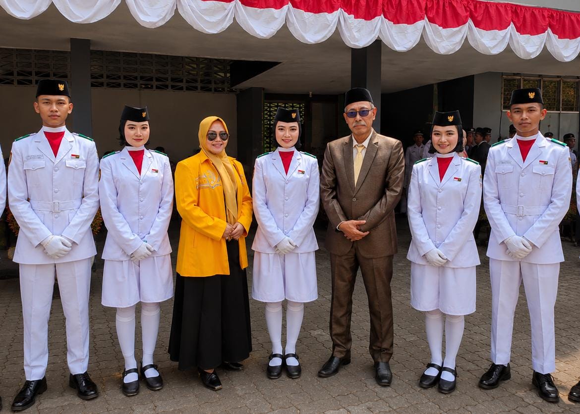 Ketua PK Partai Golkar Kasiman Lisa Purnama Sari (jas kuning) foto bersama usai memberikan perhatian dan berbagi rezeki kepada anggota Paskibraka yang diketahui merupakan anak yatim piatu pada momentum HUT ke-81 Kemerdekaan RI di Kecamatan Kasiman, Kabupaten Bojonegoro.