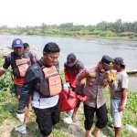 Petugas mengevakuasi mayat perempuan yang ditemukan di aliran Bengawan Solo, Desa Betet, Kecamatan Kasiman, Bojonegoro.
