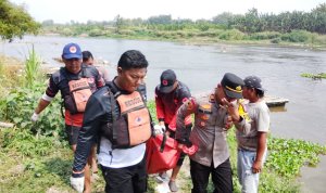 Petugas mengevakuasi mayat perempuan yang ditemukan di aliran Bengawan Solo, Desa Betet, Kecamatan Kasiman, Bojonegoro. Petugas mengevakuasi mayat perempuan yang ditemukan di aliran Bengawan Solo, Desa Betet, Kecamatan Kasiman, Bojonegoro.