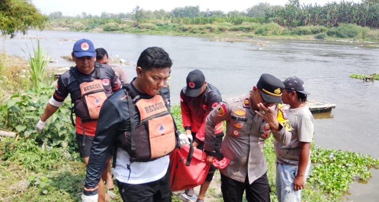 Petugas mengevakuasi mayat perempuan yang ditemukan di aliran Bengawan Solo, Desa Betet, Kecamatan Kasiman, Bojonegoro.