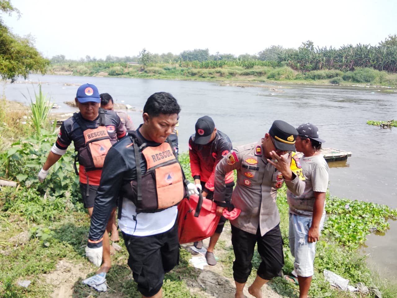 Petugas mengevakuasi mayat perempuan yang ditemukan di aliran Bengawan Solo, Desa Betet, Kecamatan Kasiman, Bojonegoro.