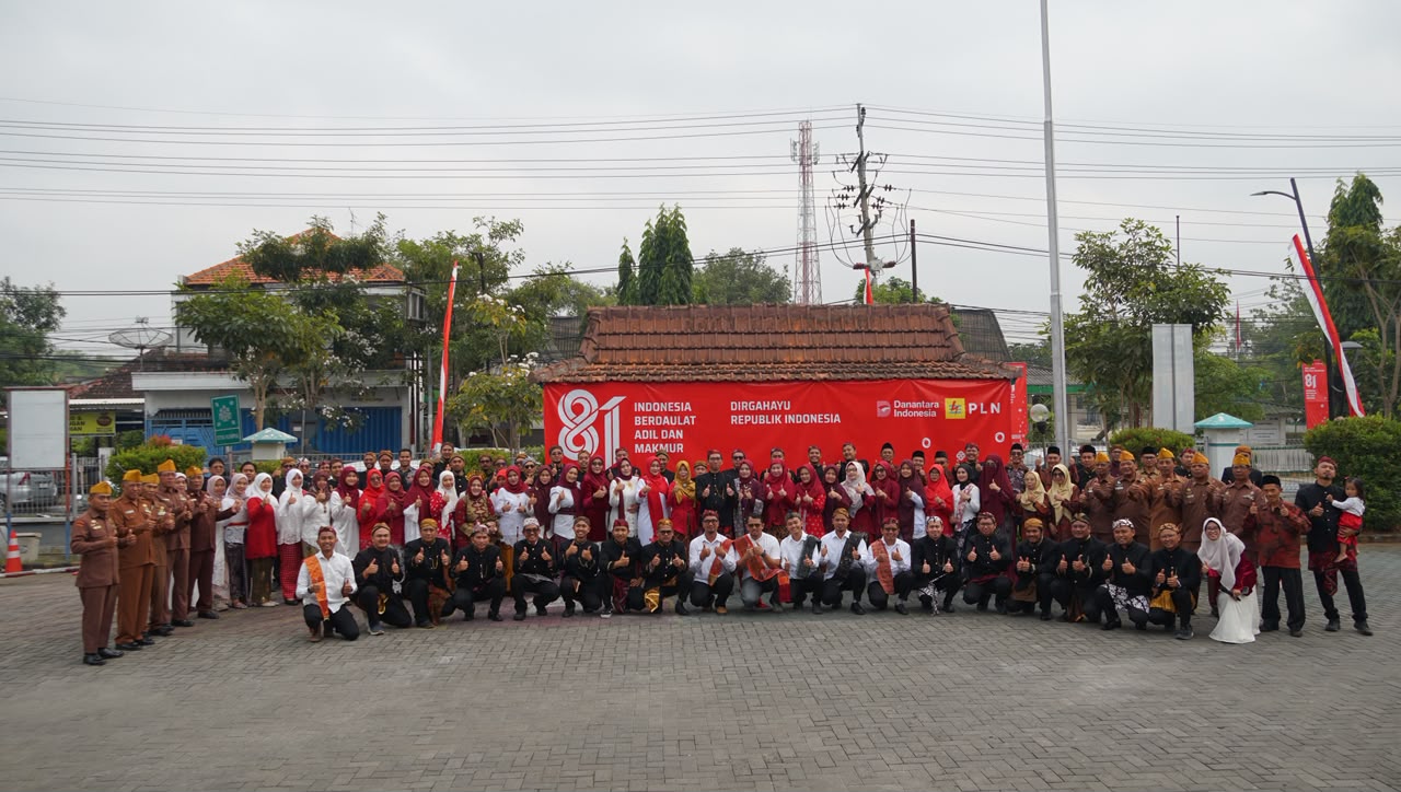 Manager PLN UP3 Bojonegoro Danang Setiawan dan Pegawai PLN UP3 Bojonegoro, PIKK, purna PLN dan veteran berfoto bersama usai mengikuti rangkaian upacara peringatan HUT ke-81 Kemerdekaan Republik Indonesia. 