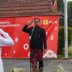 Manager PLN UP3 Bojonegoro Danang Setiawan memimpin upacara peringatan HUT ke-81 Kemerdekaan Republik Indonesia.