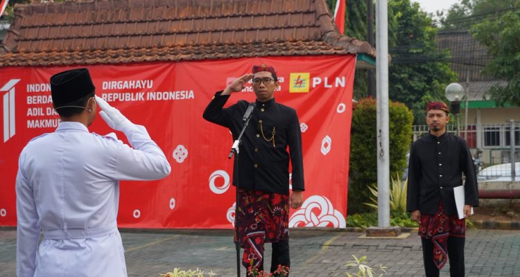 Manager PLN UP3 Bojonegoro Danang Setiawan memimpin upacara peringatan HUT ke-81 Kemerdekaan Republik Indonesia.