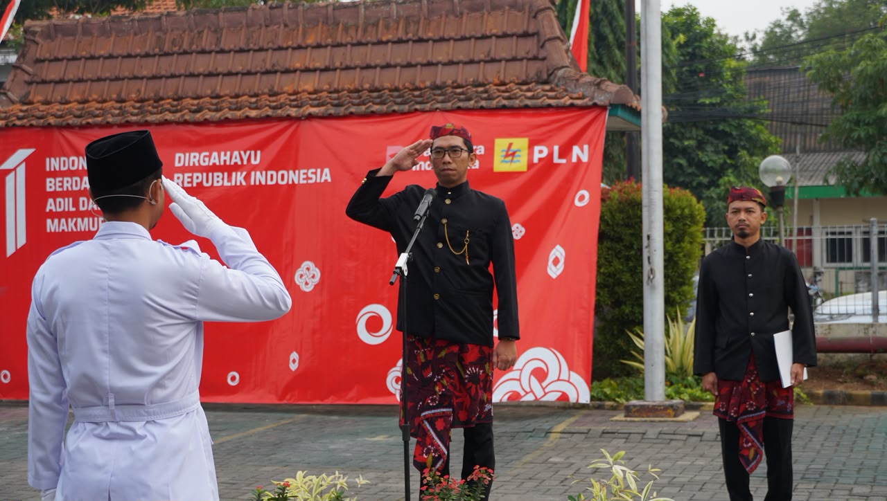 Manager PLN UP3 Bojonegoro Danang Setiawan memimpin upacara peringatan HUT ke-81 Kemerdekaan Republik Indonesia.