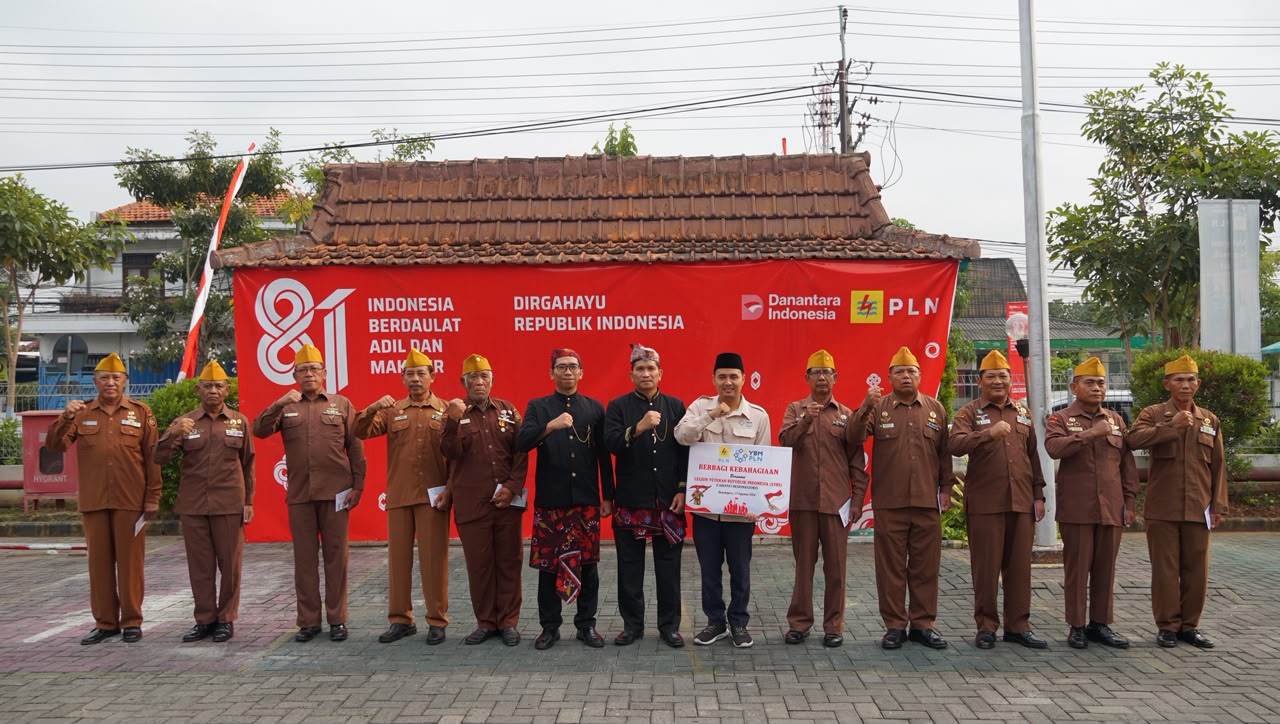 PLN UP3 Bojonegoro menyerahkan santunan dan apresiasi kepada veteran dalam peringatan HUT ke-81 RI.