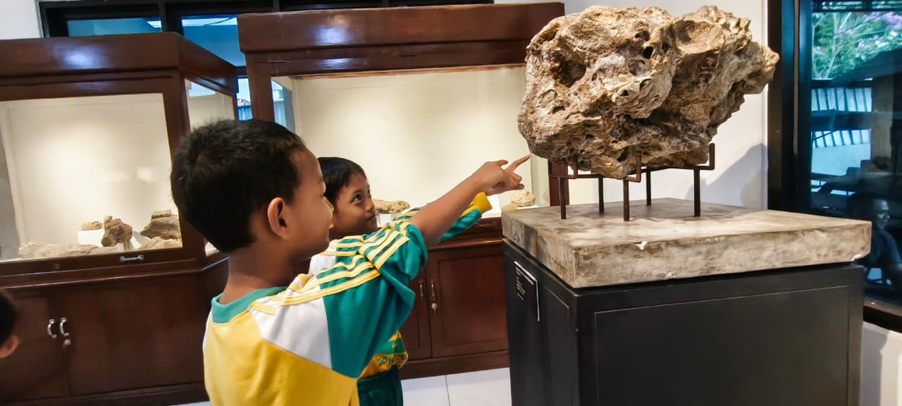 Murid SDN Campurejo 1 mengikuti kunjungan edukatif ke Museum Rajekwesi Bojonegoro untuk mengenal sejarah dan budaya daerah.