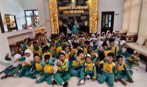 Murid SDN Campurejo 1 mengikuti kunjungan edukatif ke Museum Rajekwesi Bojonegoro untuk mengenal sejarah dan budaya daerah.