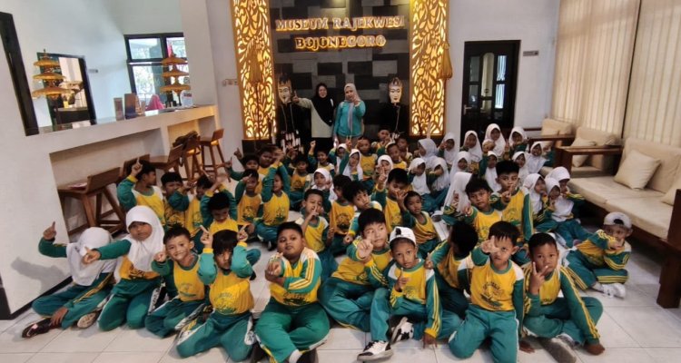 Murid SDN Campurejo 1 mengikuti kunjungan edukatif ke Museum Rajekwesi Bojonegoro untuk mengenal sejarah dan budaya daerah.