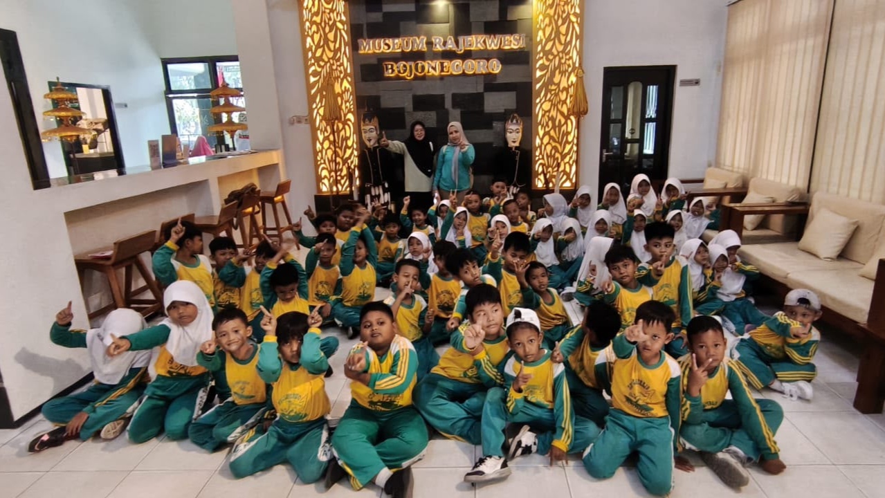 Murid SDN Campurejo 1 mengikuti kunjungan edukatif ke Museum Rajekwesi Bojonegoro untuk mengenal sejarah dan budaya daerah.