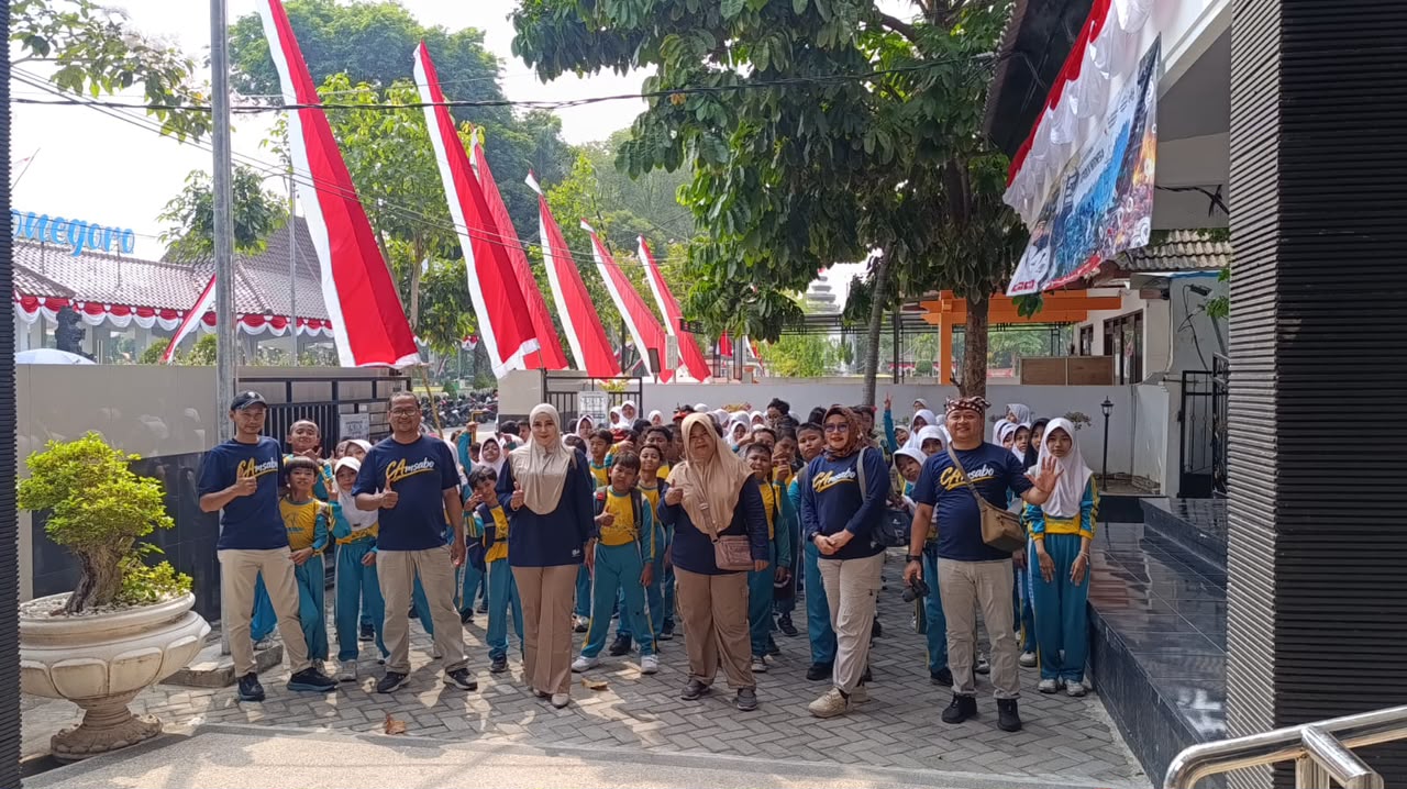 Murid kelas IV, V, dan VI SDN Campurejo 1 Bojonegoro mengikuti kegiatan kunjungan edukasi ke Museum Rajekwesi untuk mengenal fosil, sejarah, dan kekayaan budaya Indonesia.