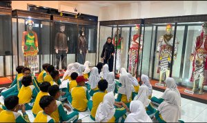 Murid kelas IV, V, dan VI SDN Campurejo 1 Bojonegoro mengikuti kegiatan kunjungan edukasi ke Museum Rajekwesi untuk mengenal fosil, sejarah, dan kekayaan budaya Indonesia.