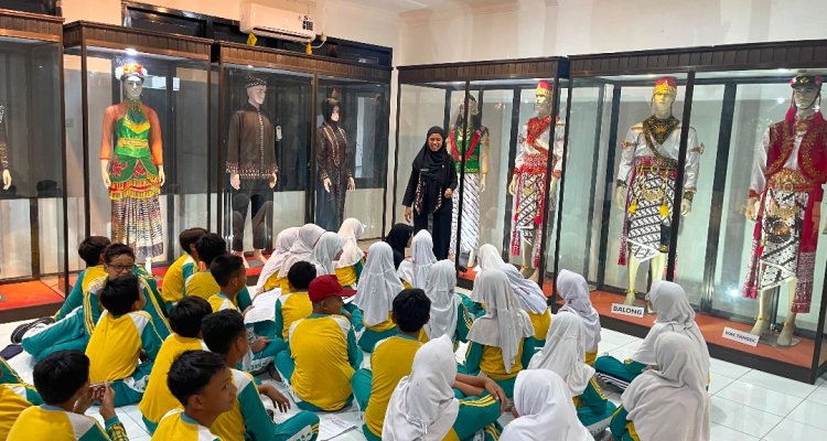 Murid kelas IV, V, dan VI SDN Campurejo 1 Bojonegoro mengikuti kegiatan kunjungan edukasi ke Museum Rajekwesi untuk mengenal fosil, sejarah, dan kekayaan budaya Indonesia.