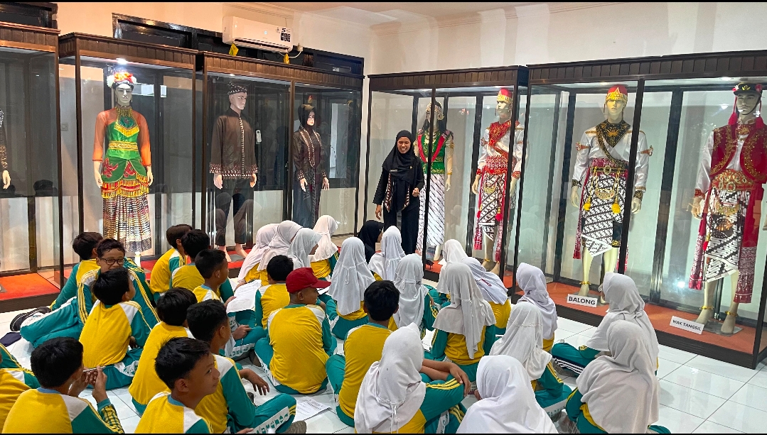 Murid kelas IV, V, dan VI SDN Campurejo 1 Bojonegoro mengikuti kegiatan kunjungan edukasi ke Museum Rajekwesi untuk mengenal fosil, sejarah, dan kekayaan budaya Indonesia.
