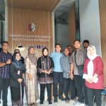Wakil Bupati Bojonegoro Nurul Azizah bersama jajaran Pemkab Bojonegoro dan perwakilan pedagang daging, jagal serta supplier sapi usai mengikuti rapat koordinasi membahas kenaikan harga daging sapi hingga Rp140 ribu per kilogram, kelangkaan pasokan sapi, serta penataan pemotongan hewan di RPH di kantor disnakan Bojonegoro