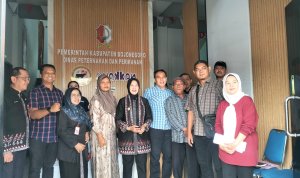 Wakil Bupati Bojonegoro Nurul Azizah bersama jajaran Pemkab Bojonegoro dan perwakilan pedagang daging, jagal serta supplier sapi usai mengikuti rapat koordinasi membahas kenaikan harga daging sapi hingga Rp140 ribu per kilogram, kelangkaan pasokan sapi, serta penataan pemotongan hewan di RPH di kantor disnakan Bojonegoro