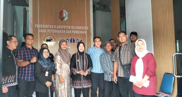 Wakil Bupati Bojonegoro Nurul Azizah bersama jajaran Pemkab Bojonegoro dan perwakilan pedagang daging, jagal serta supplier sapi usai mengikuti rapat koordinasi membahas kenaikan harga daging sapi hingga Rp140 ribu per kilogram, kelangkaan pasokan sapi, serta penataan pemotongan hewan di RPH di kantor disnakan Bojonegoro