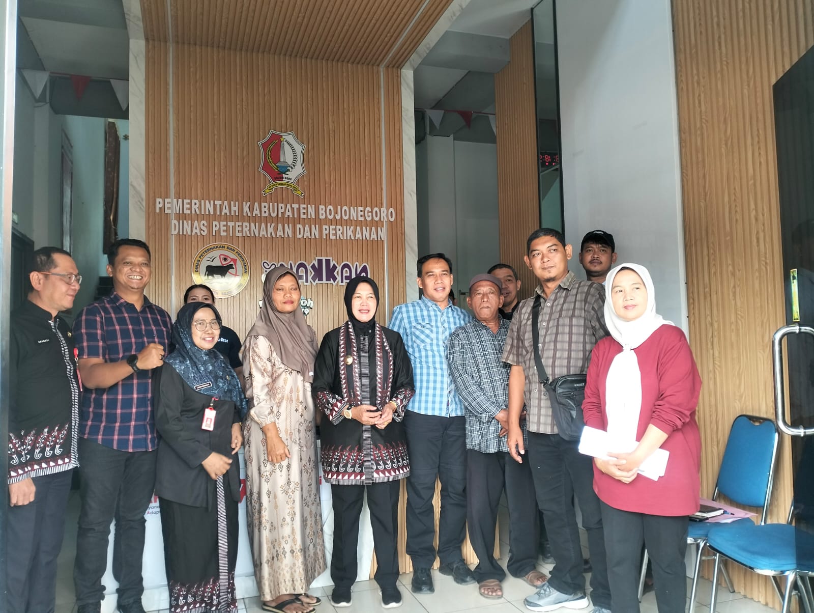 Wakil Bupati Bojonegoro Nurul Azizah bersama jajaran Pemkab Bojonegoro dan perwakilan pedagang daging, jagal serta supplier sapi usai mengikuti rapat koordinasi membahas kenaikan harga daging sapi hingga Rp140 ribu per kilogram, kelangkaan pasokan sapi, serta penataan pemotongan hewan di RPH di kantor disnakan Bojonegoro