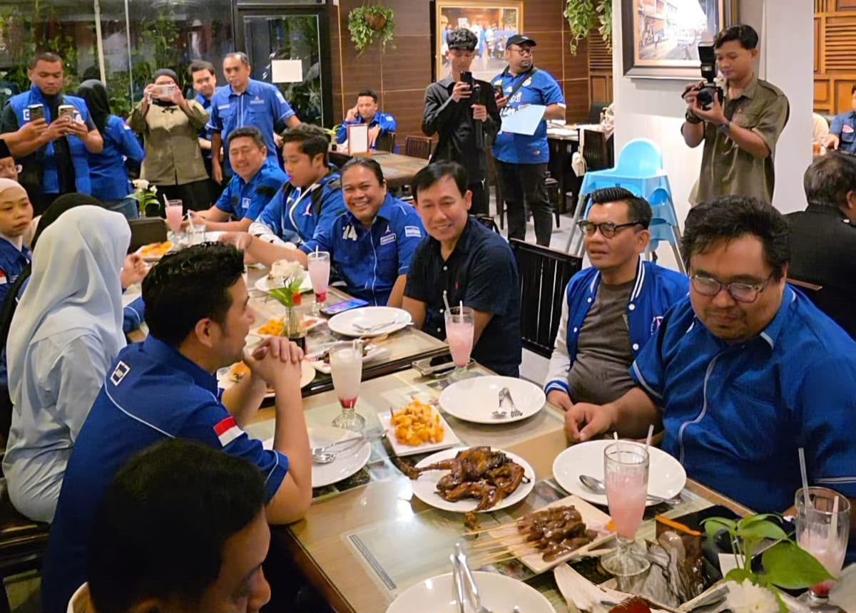 Usai rangkaian kegiatan pendaftaran calon Ketua DPD Partai Demokrat Jatim, Emil Elestianto Dardak tampak makan dan bercengkrama bersama para Ketua DPC Demokrat se-Jawa Timur. Suasana berlangsung santai dan penuh keakraban, menjadi ruang untuk mempererat komunikasi antarpengurus menjelang Musda VII Demokrat Jatim.