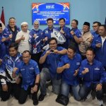 Emil Elestianto Dardak bersama jajaran Ketua DPC Partai Demokrat se-Jawa Timur mengabadikan momen bersama. Kebersamaan tersebut berlangsung di tengah persiapan Musda VII Demokrat Jatim yang akan menentukan kepemimpinan DPD Partai Demokrat Jawa Timur periode 2026-2031.