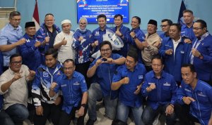 Emil Elestianto Dardak bersama jajaran Ketua DPC Partai Demokrat se-Jawa Timur mengabadikan momen bersama. Kebersamaan tersebut berlangsung di tengah persiapan Musda VII Demokrat Jatim yang akan menentukan kepemimpinan DPD Partai Demokrat Jawa Timur periode 2026-2031. Emil Elestianto Dardak bersama jajaran Ketua DPC Partai Demokrat se-Jawa Timur mengabadikan momen bersama. Kebersamaan tersebut berlangsung di tengah persiapan Musda VII Demokrat Jatim yang akan menentukan kepemimpinan DPD Partai Demokrat Jawa Timur periode 2026-2031.