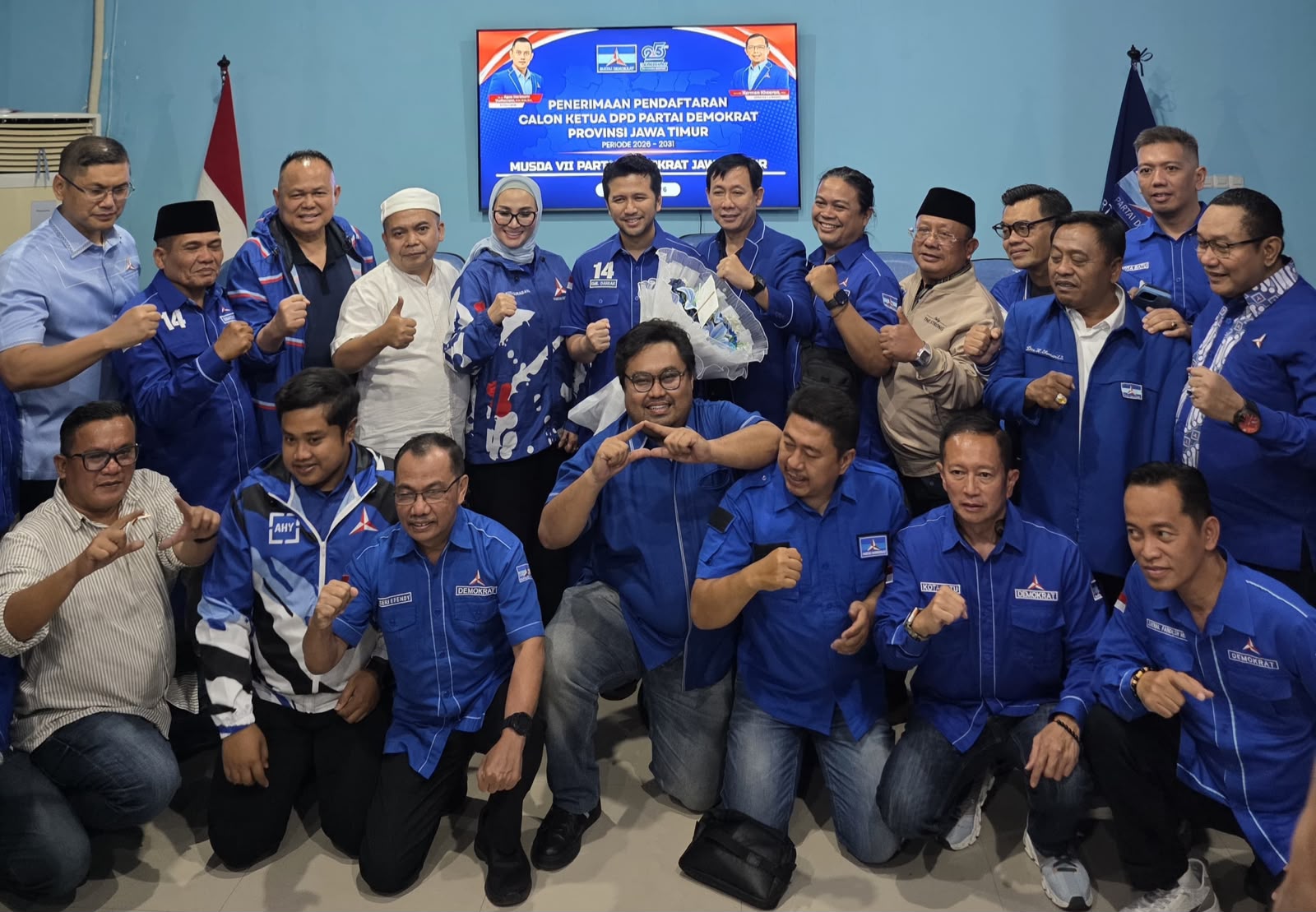 Emil Elestianto Dardak bersama jajaran Ketua DPC Partai Demokrat se-Jawa Timur mengabadikan momen bersama. Kebersamaan tersebut berlangsung di tengah persiapan Musda VII Demokrat Jatim yang akan menentukan kepemimpinan DPD Partai Demokrat Jawa Timur periode 2026-2031.