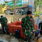 Kodim 0813 Bojonegoro menyalurkan 6.000 liter air bersih kepada warga terdampak kekeringan di Desa Kedungsari, Kecamatan Temayang.